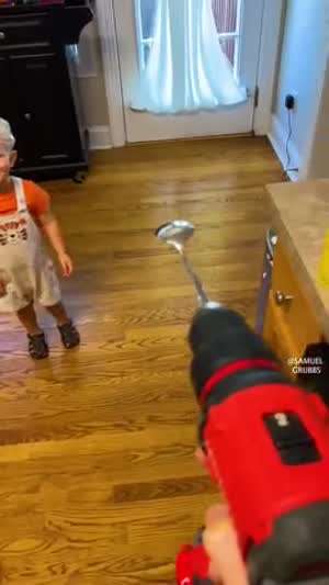 아들 아빠가 재밌는거 보여줄께 이리와봐