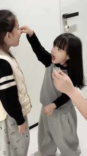 언니 약먹는 거 도와주는 동생