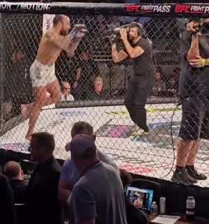 링 위로 화려한 등장