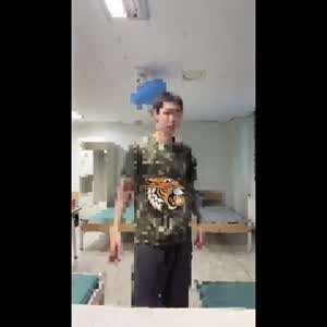 논란이된 현역 군인이 내무실에 틱톡 영상 찍음.mp4