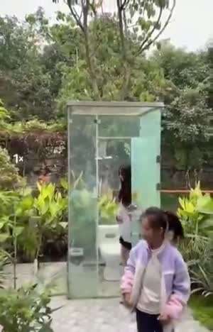 이 화장실, 잠그면 불투명해져야 되는데.