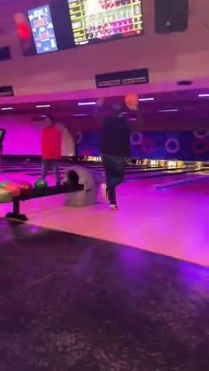 볼링공으로 까불지 마세요