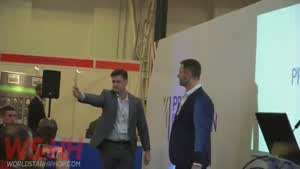 방검복 회사 CEO가 직접 시연.gif