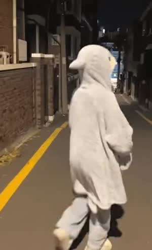 귀엽지만은 않은 아기상어.gif