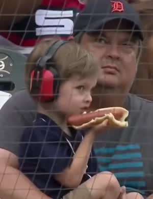 야구 중계 카메라에 잡힌 불쌍한 아이