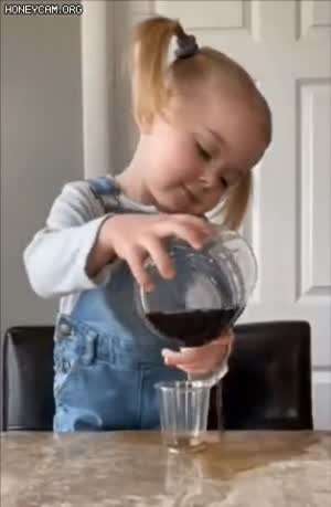 아빠를 위해 모닝커피 타주는 효녀