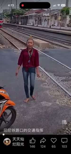 건널목 관리하는 처자.gif