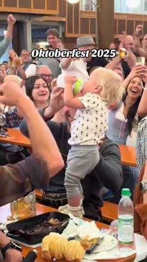 독일 맥주 축제에서 호탕하게 원샷하는