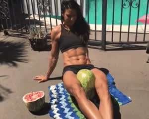 보는 순간 움찔하게 되는 .gif