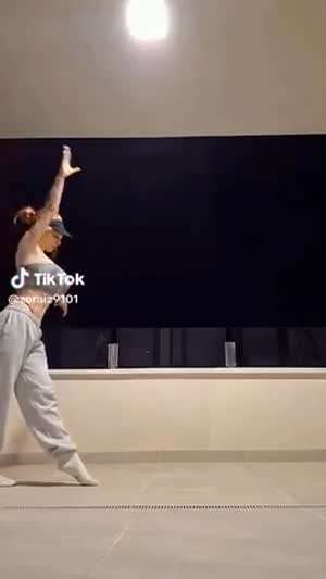 근력 + 유연성 + 균형감각이 대단한 여자.gif