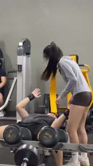 헬스장에서 커플이 운동