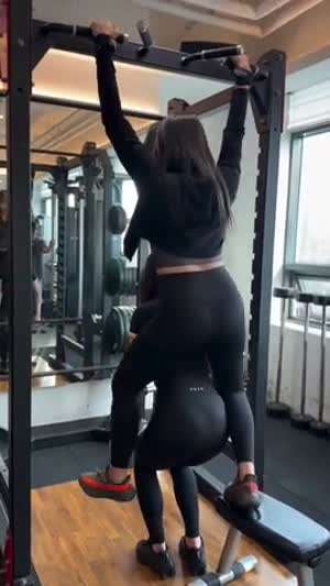 여자 둘이 헬스장에서 노는 법