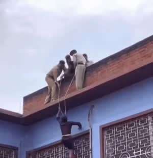 사람 구조하는 인도 경찰.