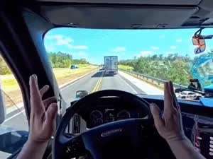 도로 정체에 걸린 트럭 운전사.gif