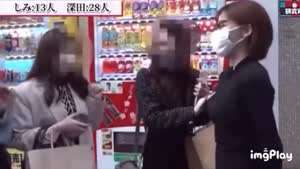 몰래 가슴 만지는 남자.gif