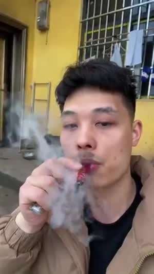 담배가 없어서 이걸 피우니 눈물이 납니다