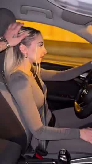 운전할때 여기저기 만지면 싫어하는 여자