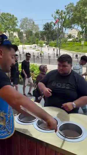 손님 잘못만난 터키아이스크림 아저씨