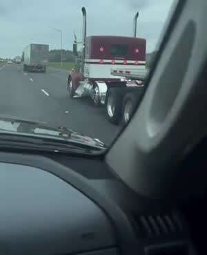 건설장비를 싣고 가는 대형트럭