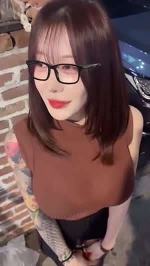 누가 슴을 세게 치나