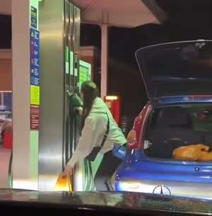 순식간에 조회수 500만 찍힌 영국 주유소 녀