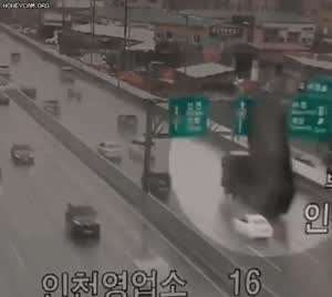 물을 버려서 기름값을 줄이려했던 화물차