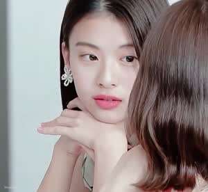 일본의 신세대 대표 비주얼 데구치 나츠키.gif