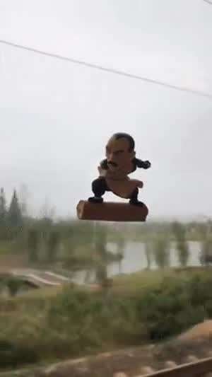 기차 유리창에 피규어를 붙여보았다