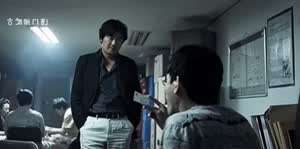 체어샷 맞는 긴중권.gif