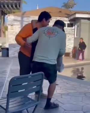 둘이서 한 명 보낼려다가 역관광당하는 상황