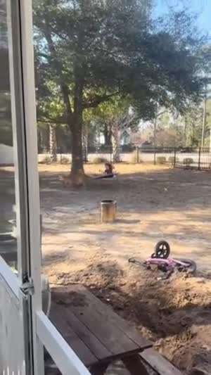 아이를 돌봐주는...