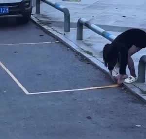 주차구역에서 뭐하는 거야.gif