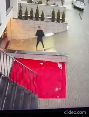 먼 원수를 졌길래........