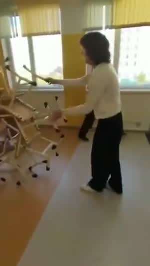 책상 10개 한번에 나르기?