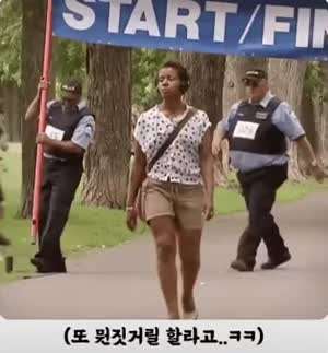 걔 좀 잡아줘요.