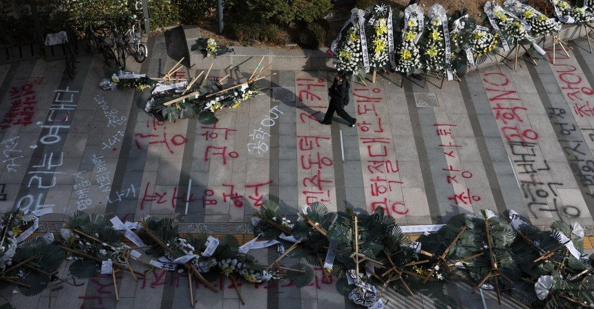 “난 살짝만 뿌렸는데”…동덕여대 래커 시위, 전부 복구비 물어야 할까?