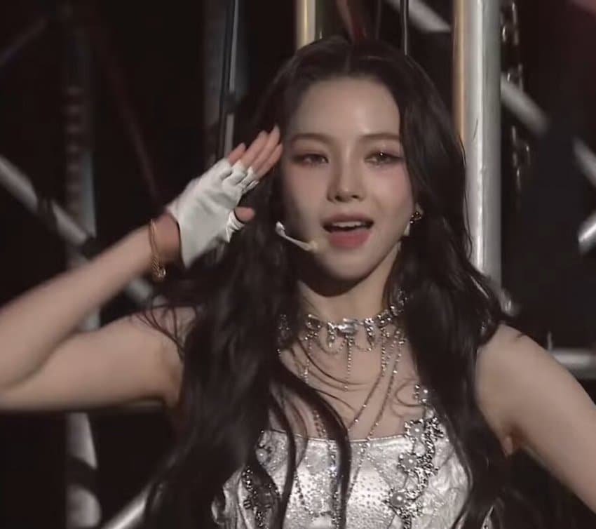 아빠한테 경례 피드백 받은 카리나