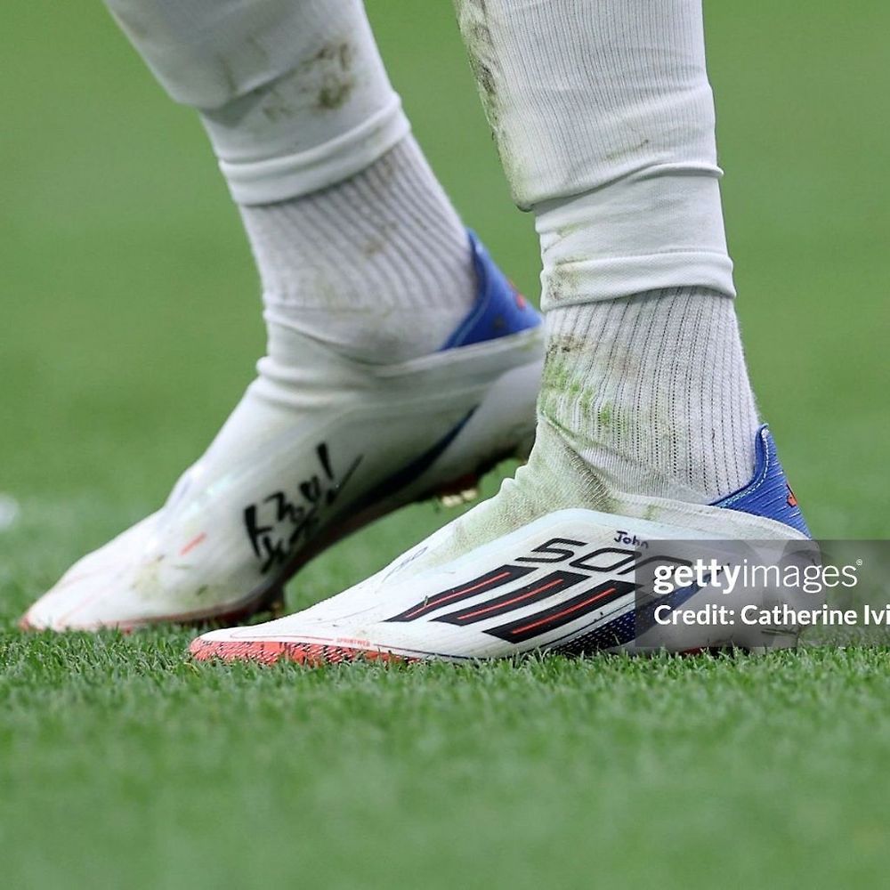 존슨이 손흥민 축구화를 신는 이유