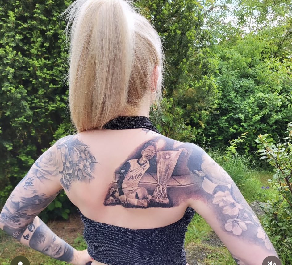 본인 몸에 손흥민 우승컵으로 타투새긴 현지 여성팬ㄷㄷ