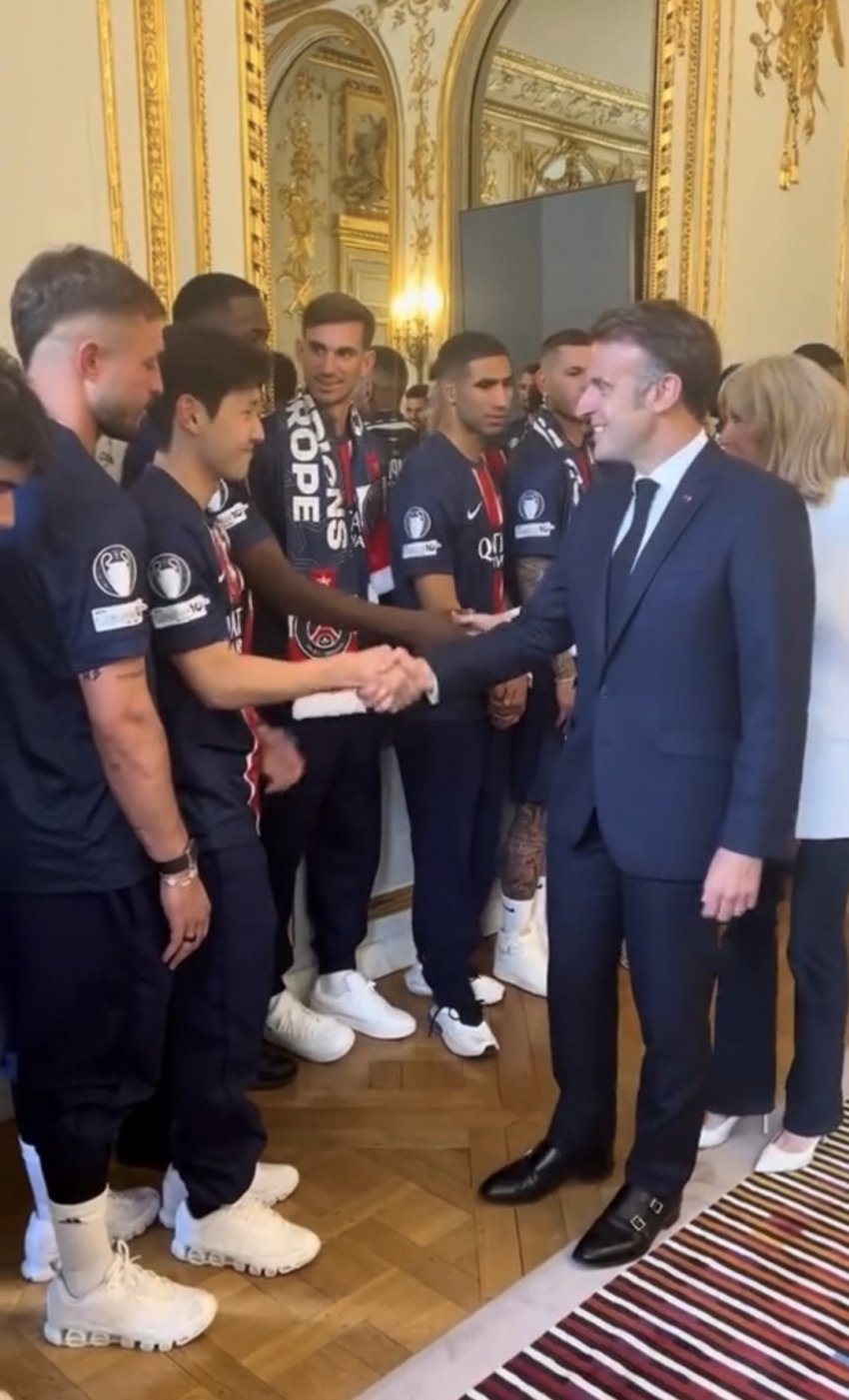 마크롱 대통령과 악수하는 이강인