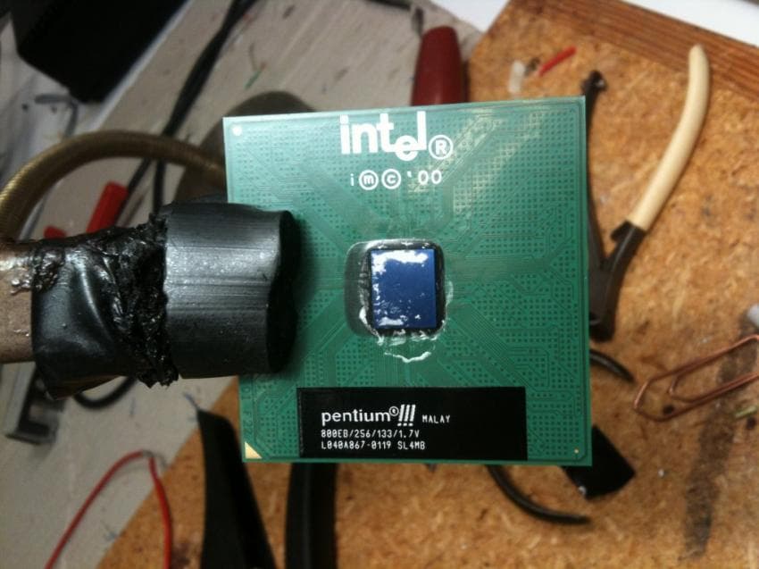 현미경으로 확대해본 CPU