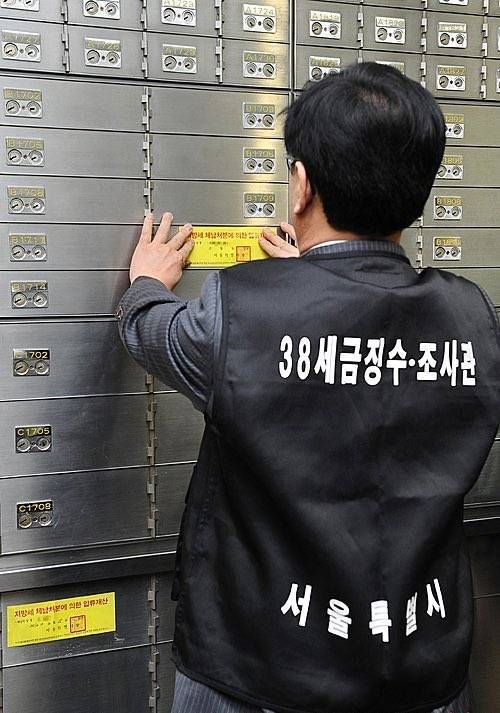 공무원들은 나이랑 이름까지 공개해야되냐...