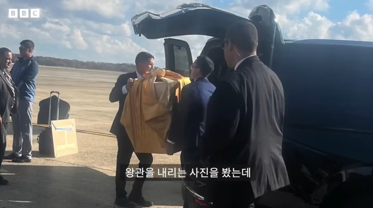 BBC) 에어포스원에 금관 실으려고 하는 사진 ㅋㅋㅋㅋ