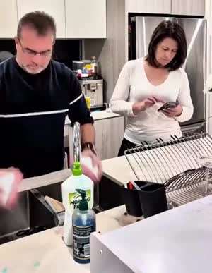 그릇을 닦을 것이 필요했는데