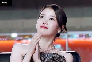 흐뭇하게 박수치는 아이유 . GIF