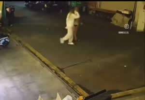 여자 두명에게 댕댕이 봉변당했네