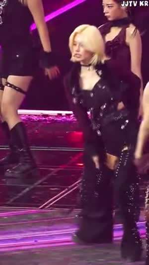 금발 머리 초커 앞으로 숙인 ITZY 예지