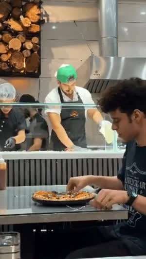 피자 먹는 손님을 본 이탈리안 직원