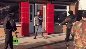 자살하려는 청년을 제지하는 러시아인들.