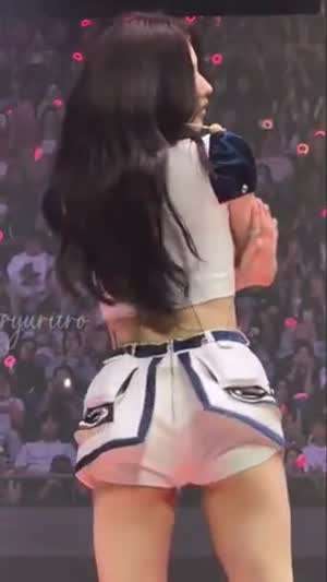 짧은 치마의 응원단장 흰핫팬츠 방콕 콘서트 트와이스 사나